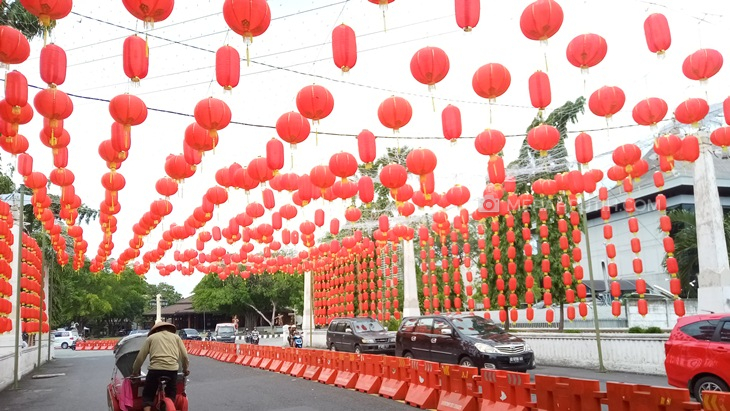  Ribuan lampion menghiasi kawasan Pasar Gede, Solo, Jawa Tengah dalam rangka menyambut Imlek 2020. (MP/Ismail)