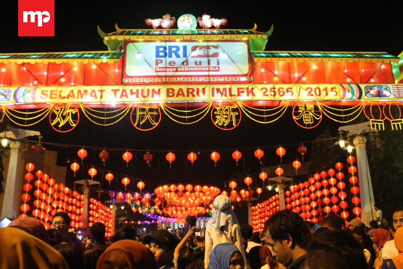 Jelang Imlek, Ribuan Lampion Pikat Pengunjung Pasar Gede