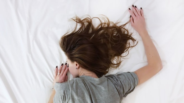 Ladies, Tidur dengan Lampu Menyala Katanya Bisa Bikin Gemuk