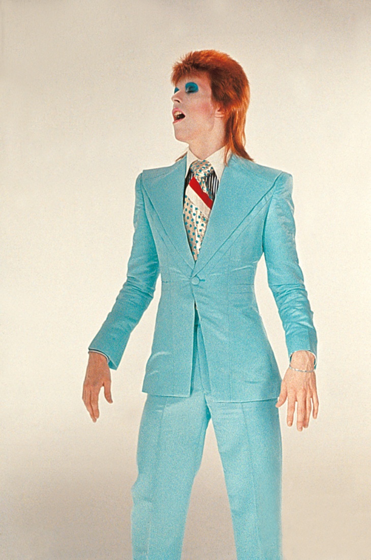 Setelan Jas Ikonik David Bowie akan Dilelang