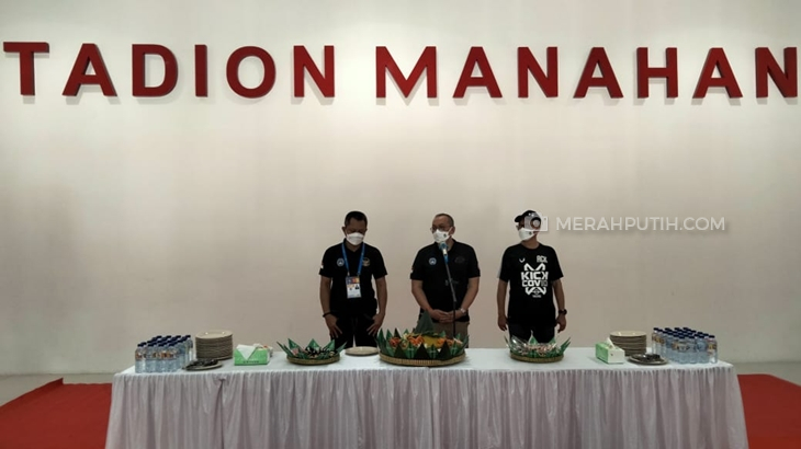 Diharapkan Tak Terjadi Klaster COVID-19, PT LIB Potong Nasi Tumpeng di Stadion Manahan