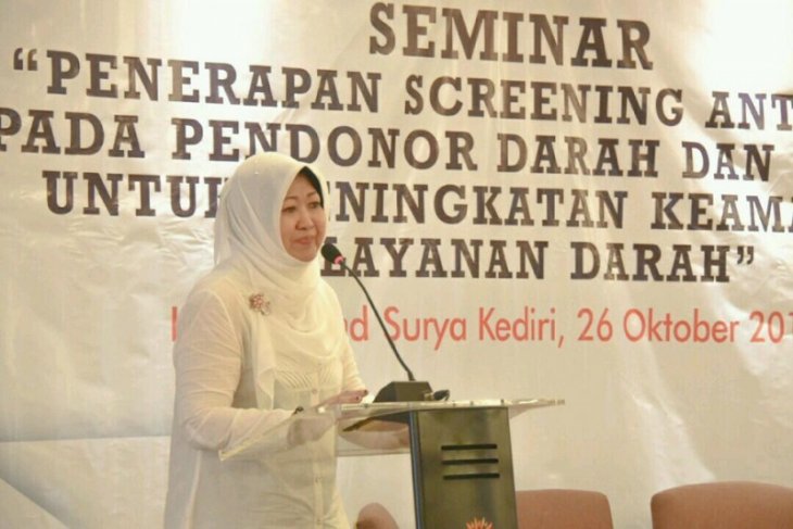 Wakil Wali Kota Kediri Lilik Muhibbah yang juga Ketua PMI Kota Kediri dalam seminar tentang "screening antibody" pada pendonor darah dan pasien untuk peningkatan keamanan darah di Kediri, Jawa Timur, Sabtu (26/10/2019). (FOTO ANTARA/HO-PMI Kediri)
