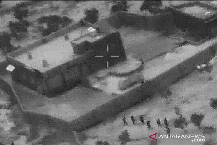 Pasukan khusus Amerika Serikat bergerak ke arah lapangan milik pemimpin Islamic State Abu Bakr al-Baghdadi saat pengepungan di daerah Idlib Suriah dalam gambar yang diambil dari video, Sabtu (26/10/2019). Gambar video diambil tanggal 26 Oktober 2019. U.S. Department of Defense/Handout via REUTERS/aww/cfo (via REUTERS/Handout)
