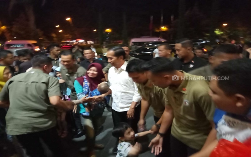  Berlibur Bersama Keluarga di Mal Solo, Jokowi Bagi-Bagi Kaos Bergambar Wajahnya