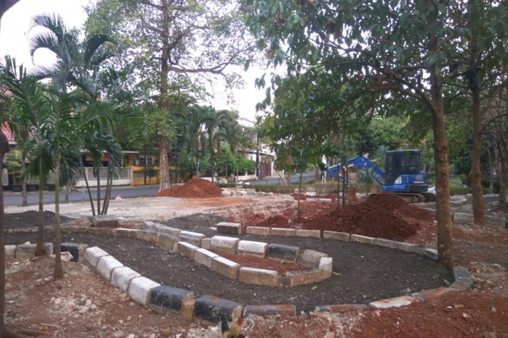 Pembangunan taman sepeda di Kelurahan Meruya Utara, Kembangan Jakarta Barat, Kamis (24/10/2019). (ANTARA/DEVI NINDY)
