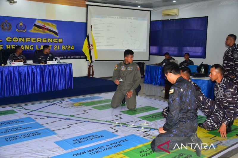 Kapal Perang Angkatan Laut Brunei Bermanuver di Laut Jawa