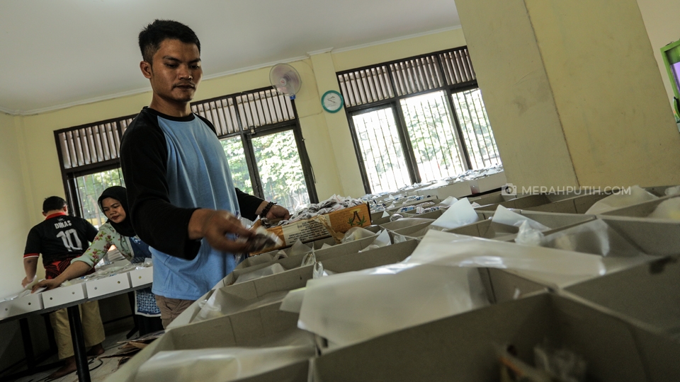 Petugas tengah memasak makanan untuk persiapan berbuka puasa di dapur umum Masjid Istiqlal, Jakarta, Minggu, (12/5/2019). Sebanyak tiga juru masak, dua asisten juru masak dan delapan pekerja bagian pembungkusan di dapur umum Masjid Istiqlal. Selama bulan Ramadan, Badan Pelaksana Pengelola Masjid Istiqlal menyiapkan 2.000 - 4.000 takjil dan nasi kotak untuk masyarakat yang berbuka puasa di Masjid tersebut. Merahputih.com / Rizki Fitrianto