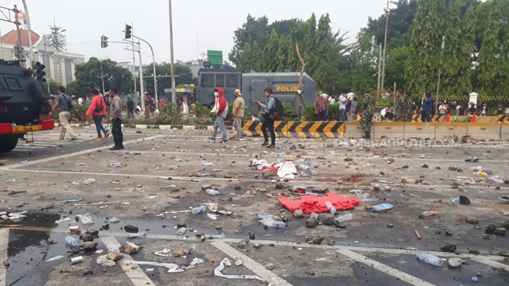 Polisi Pakai Gas Air Mata, Sejumlah Pendemo Dilarikan ke Rumah Sakit