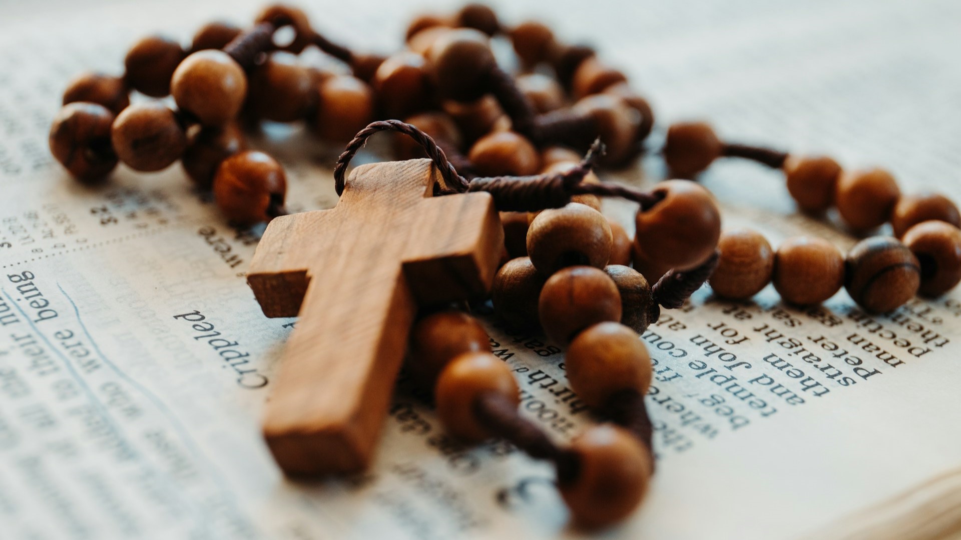 Doa Rosario kerap dilakukan selama Mei dan Oktober. (Foto: Unsplash/James Coleman)