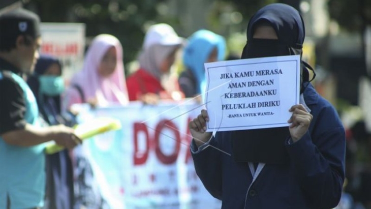 Perempuan berhijab dan cadar menggelar aksi eksperimen sosial untuk menepis isu radikalisme di Solo, Jawa Tengah, Minggu (6/1/19). (ANTARA FOTO/Maulana Surya)