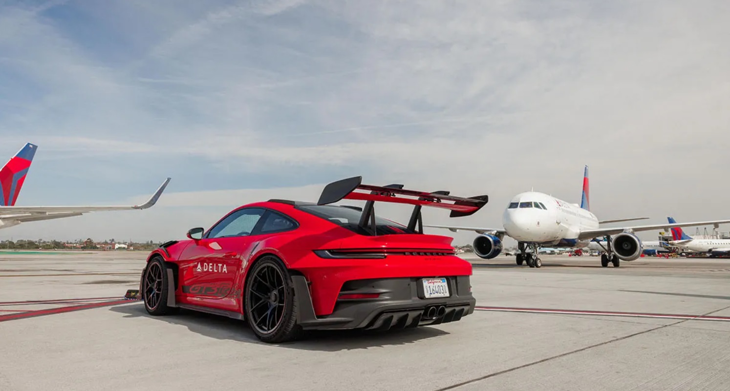 Layanan pengantaran dengan Porsche bukan hanya untuk penumpang kelas bisnis atau eksekutif. (Foto: Porsche)