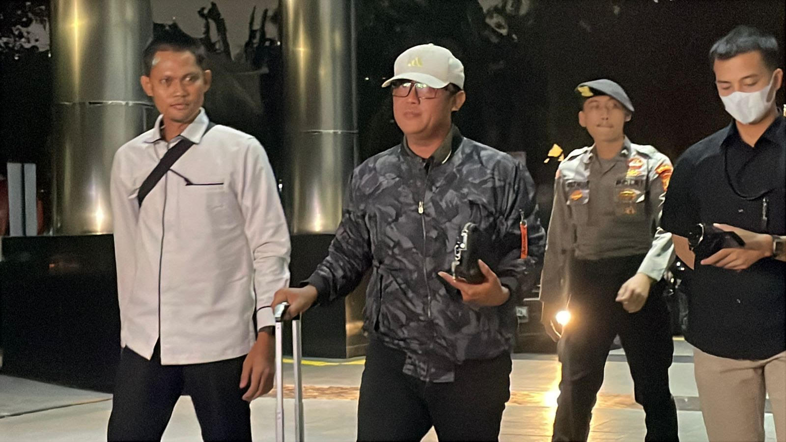 Terjaring OTT, Bupati Lampung Tengah Tiba di Gedung KPK