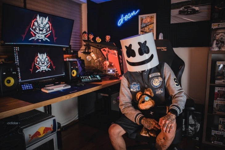 Potensi besar dalam hubungan antara streamer dengan penonton. (Foto: Unsplash/Kadyn Pierce)