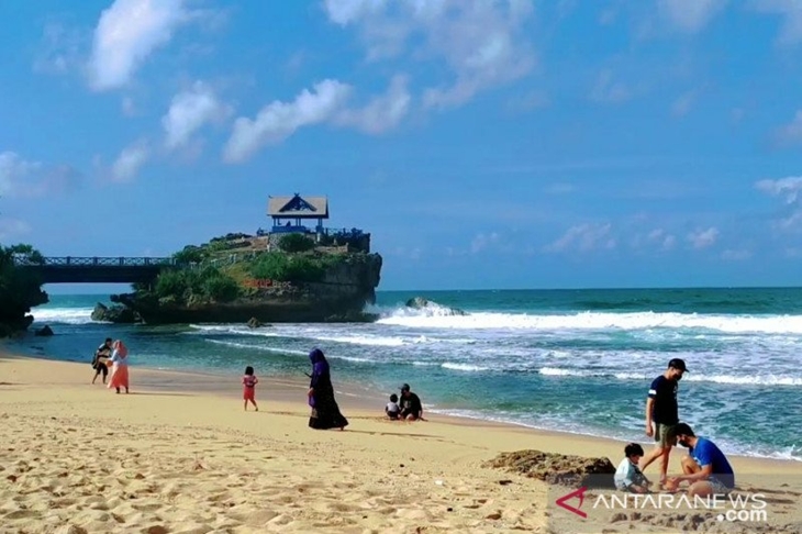 Objek wisata pantai menjadi destinasi utama menuju new normal. ANTARA/Sutarmi