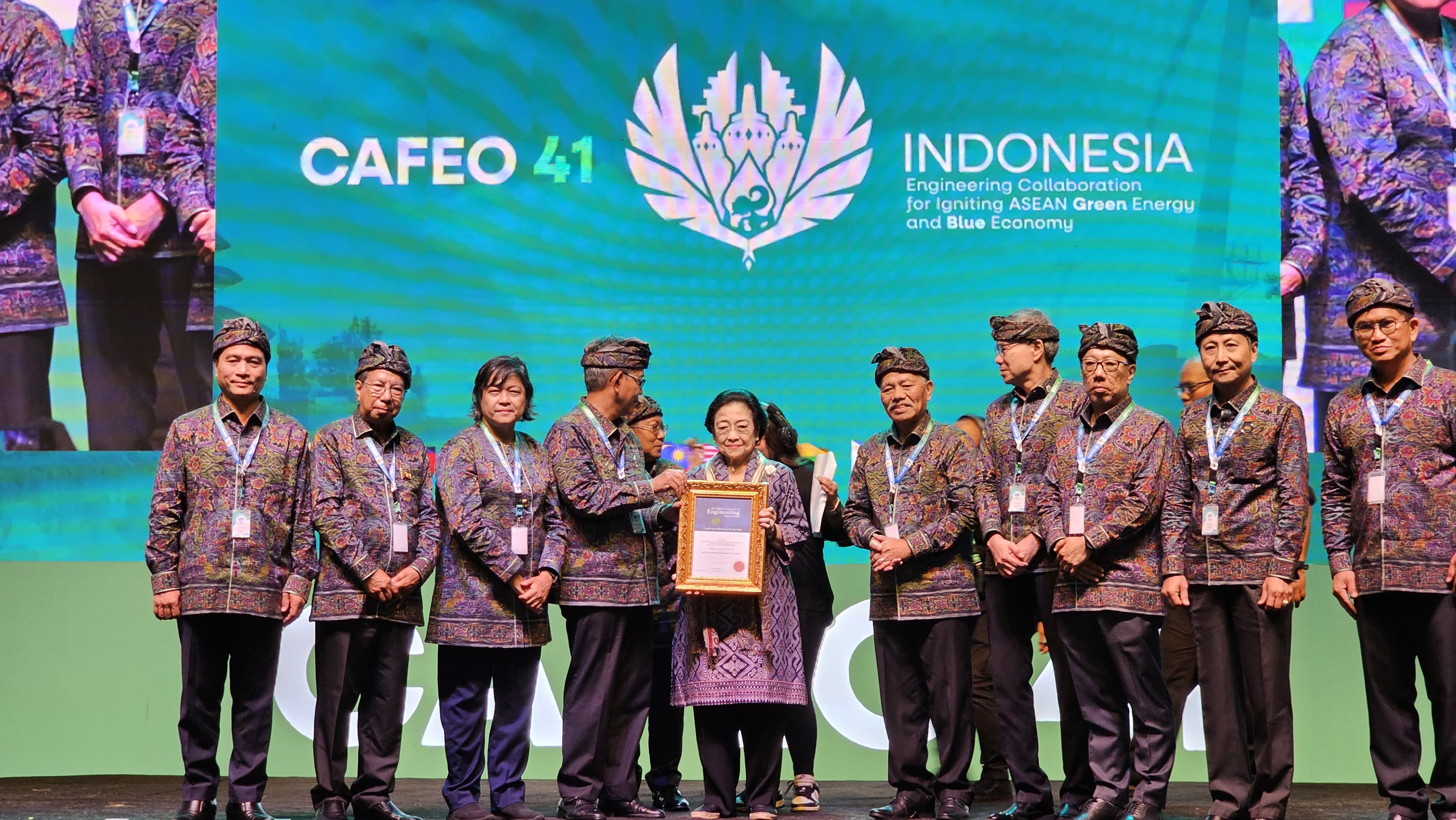 Megawati Soekarnoputri Terima Penghargaan dari Para Insinyur Asean
