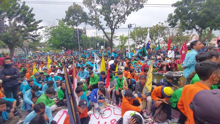 Ribuan massa mahasiswa demo di DPRD Solo, Jawa Tengah menolak kenaikan harga BBM, Kamis (8/9). (MP/Ismail)