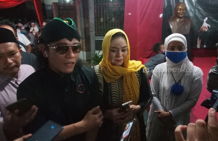 Istri Didi Kempot, Yan Vellia (kanan) bersama Gus Miftah (kiri) usai acara tahlil peringatan meninggalnya Didi Kempot, Jumat (12/6). (MP/Ismail)