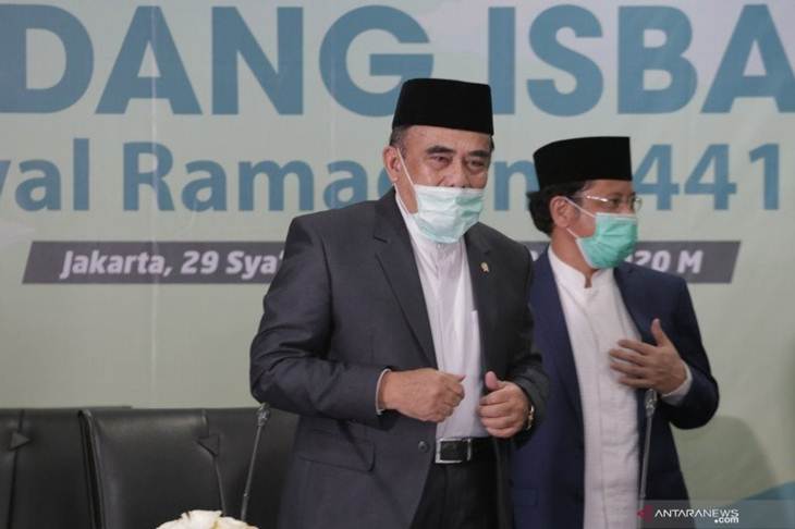 Dokumentasi. Menteri Agama Fahrur Rozi (kiri) didampingi Dirjen Bimas Islam Kamaruddin Amin (kanan) berdiri usai menyampaikan hasil Sidang Isbat penentuan awal Ramadhan 1441 Hijriah dari Kantor Kementerian Agama, Jakarta, Kamis (23/4/2020). Pemerintah mengumumkan 1 Ramadhan 1441 Hijriah jatuh pada hari Jumat, 24 April 2020. (ANTARA FOTO/Humas Kemenag-Romadanyl/mrh/aww.)