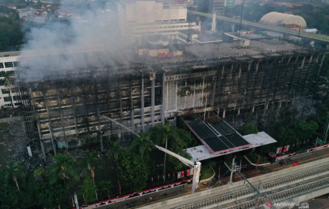 Foto udara gedung utama Kejaksaan Agung yang terbakar di Jakarta, Minggu (23/8/2020). (ANTARA/Aditya Pradana Putra/foc)