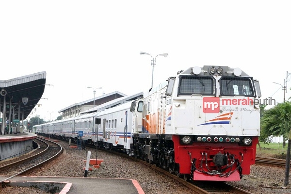 Kereta Api Rute Bandara Internasional Minangkabu Tiba di Padang