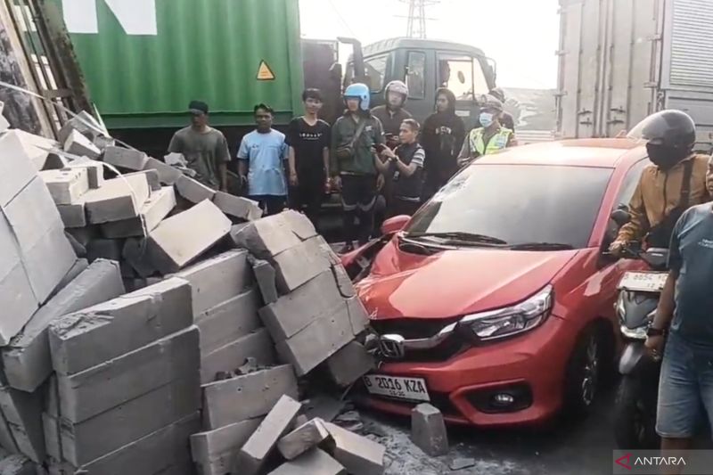 Sopir Ngantuk, Truk Hebel Oleng Timpa Mobil di Ujung Menteng