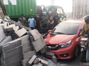 Sopir Ngantuk, Truk Hebel Oleng Timpa Mobil di Ujung Menteng