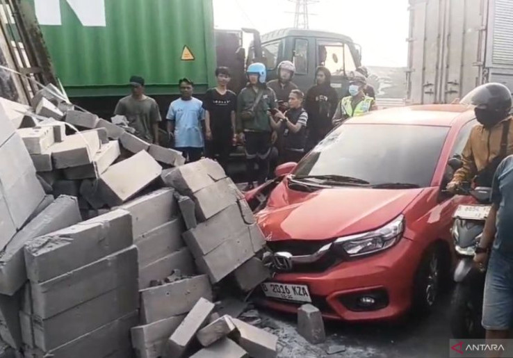 Sopir Ngantuk, Truk Hebel Oleng Timpa Mobil di Ujung Menteng