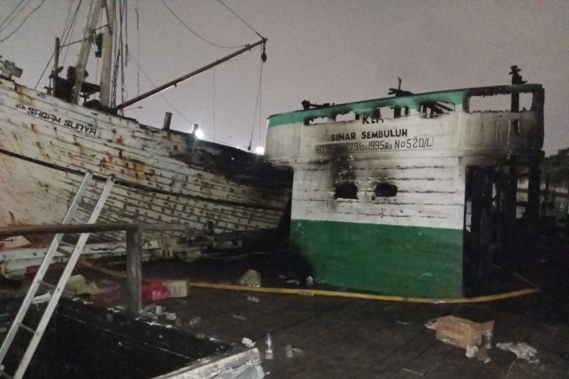 Dipicu Korsleting Lampu, Kerugian Kebakaran 2 Kapal di Sunda Kelapa Capai Rp 500 Juta