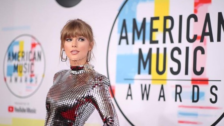 Kilas Balik Fashion Selebritas Perempuan Terbaik di American Music Awards