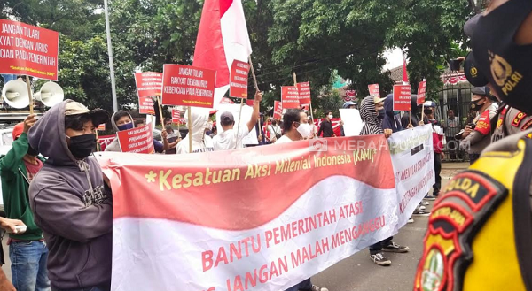Massa Tandingan Tolak Deklarasi KAMI, Polisi Bikin Dua Lapis Barikade