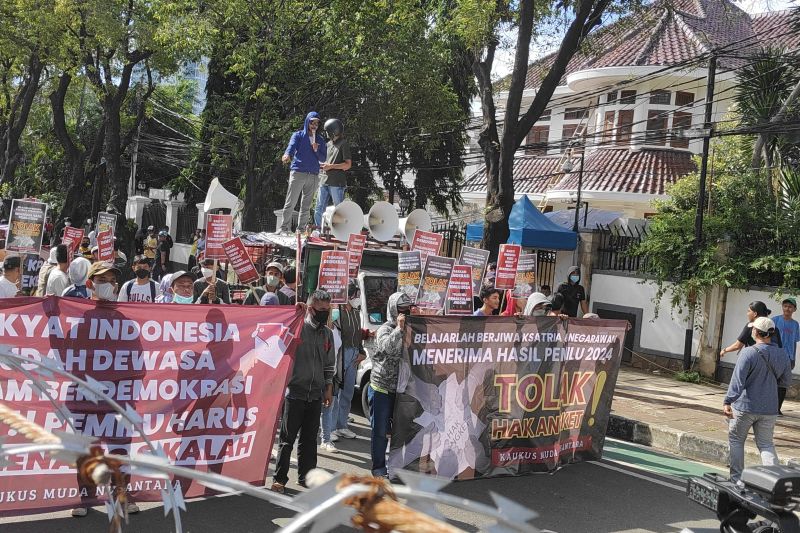 Orasi Massa Pro dan Kontra Hasil Pemilu 2024 Bersahutan di Depan Gedung KPU
