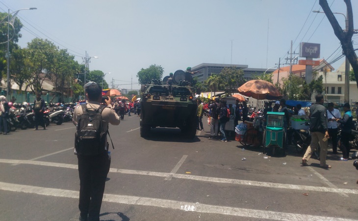 Suasana aksi unjuk rasa tolak revisi UU KPK di Surabaya Jawa Timur