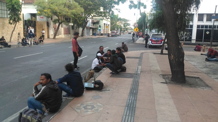 Para jurnalis di Mapolrestabes Surabaya