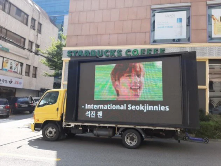 Truk 'International Seokjinnies' yang dikirim ke depan gedung BigHit Entertainment sebagai bentuk protes. (Foto: koreaboo.com)
