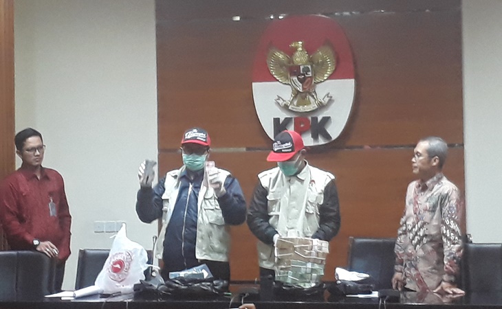 Pemaparan barang bukti suap bupati Cirebon