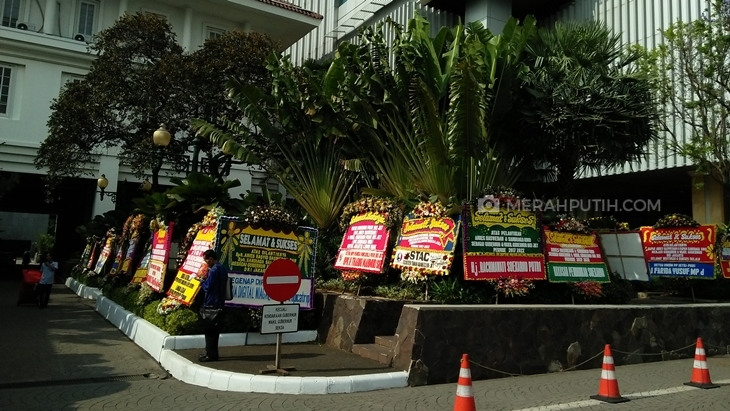Jelang Pelantikan, Ratusan Karangan Bunga Penuhi Balai Kota