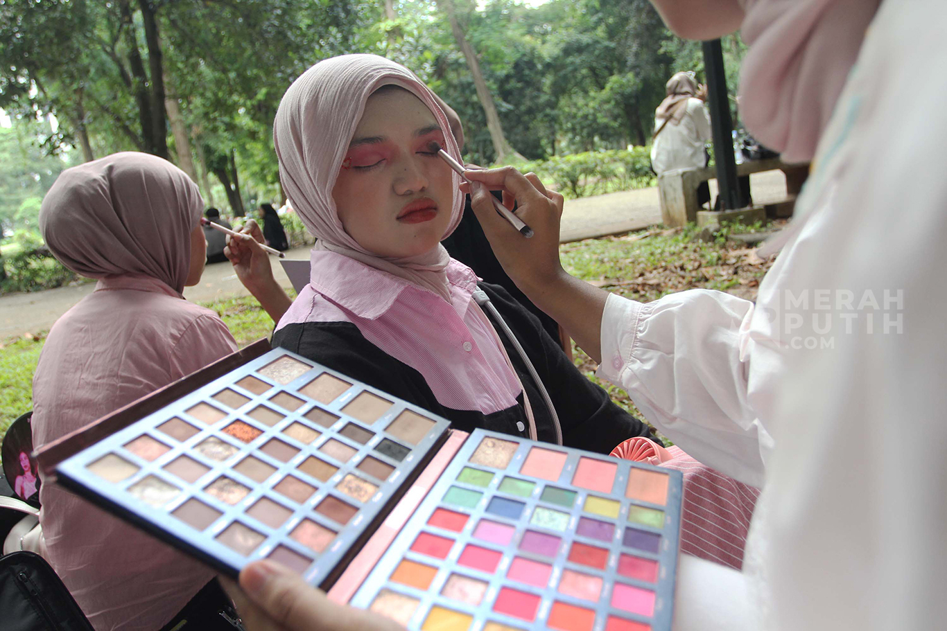 Suasana mahasiswi melayani jasa rias wajah atau make-up untuk Blink atau penggemar Girl Band asal Korea Selatan BlackPink sebelum konser di Kawasan Stadion Utama Gelora Bung Karno (SUGBK), Senayan, Jakarta, Sabtu (01/11/2025).