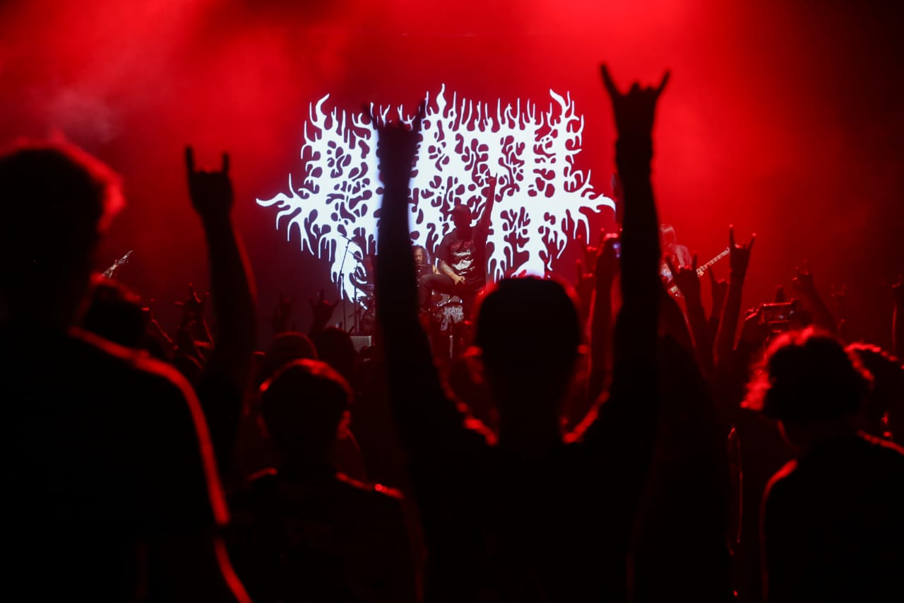 Death Vomit membuat penonton semakin menggila lewat lagu Ancient Spell of Evil