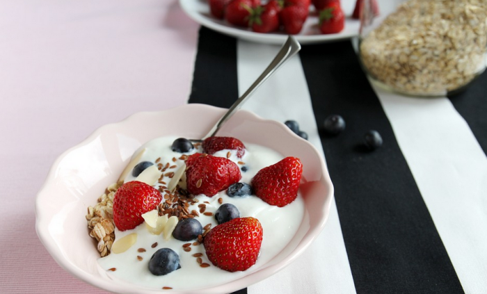 Yogurt dengan buah (Foto: Pixabay/esigie)