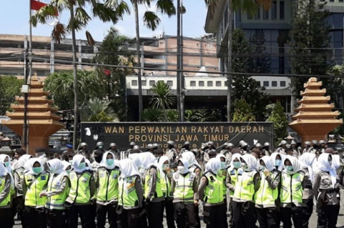 Pasukan Polwan 'Asmaul Husna' Siaga Dinginkan Demo Hari Ini