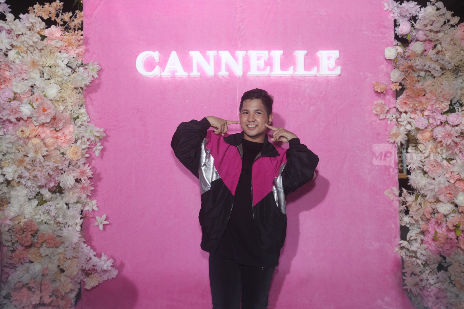 Artis dan Penyanyi asal Thailand Jirayut dalam gelaran CANNELLE Beauty Fest di Cartensz Mall, Tangerang, Banten, Sabtu (8/2/2025).