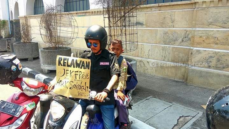 Angkot Mogok Massal, Masyarakat Jadi Relawan Ojek Gratis