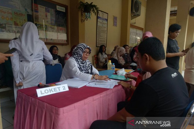 Orang tua calon peserta didik baru melakukan proses verifikasi berkas pendaftaran Penerimaan Peserta Didik Baru (PPDB) zonasi di SMA Negeri 39 Jakarta Timur, Senin (24/6/2019). ANTARA/Fathur Rochman/am.