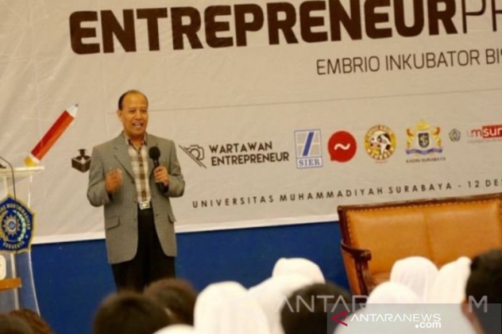 Ketua Tim Ahli Kadin Jatim, Jamhadi saat memberikan materi wirausaha di Unmuh Surabaya (Antara Jatim/ H.O Kadin Jatim)