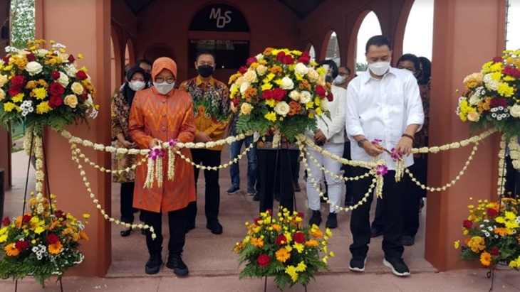 Mensos Tri Rismaharini (kir) beserta Wali Kota Surabaya Eri Cahyadi saat pemotongan pita sebagai simbolis peresmian Museum Olahraga Surabaya dibuka, Sabtu (8/5). (Foto: MP/Dok Humas Pemkot Surabaya)