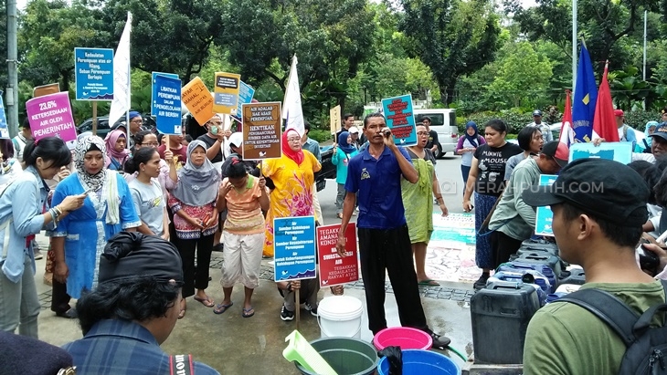 Geruduk Balai Kota KMMSAJ Tuntut Pemprov Stop Privatisasi Air