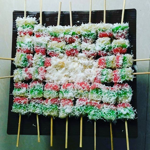 Sentiling singkong yang penyajiannya ditusuk seperti sate. (Instegram/ yutta_collection)