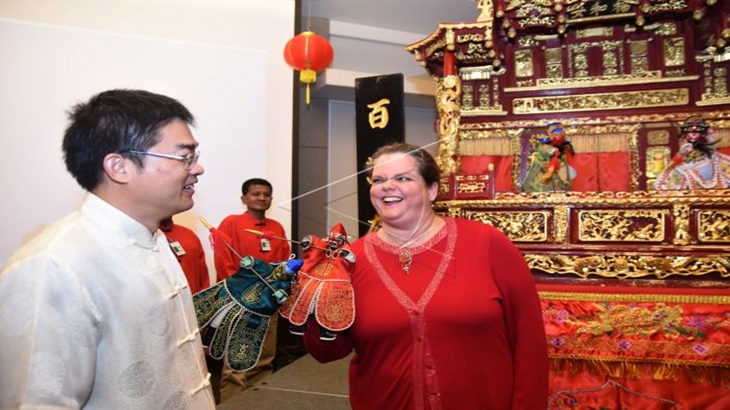 Gu Jingqi bersama Konjen AS di Surabaya