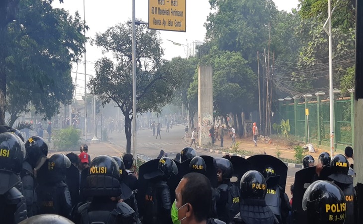 Para pelajar yang beraksi di Gedung DPR melempari polisi dengan petasan