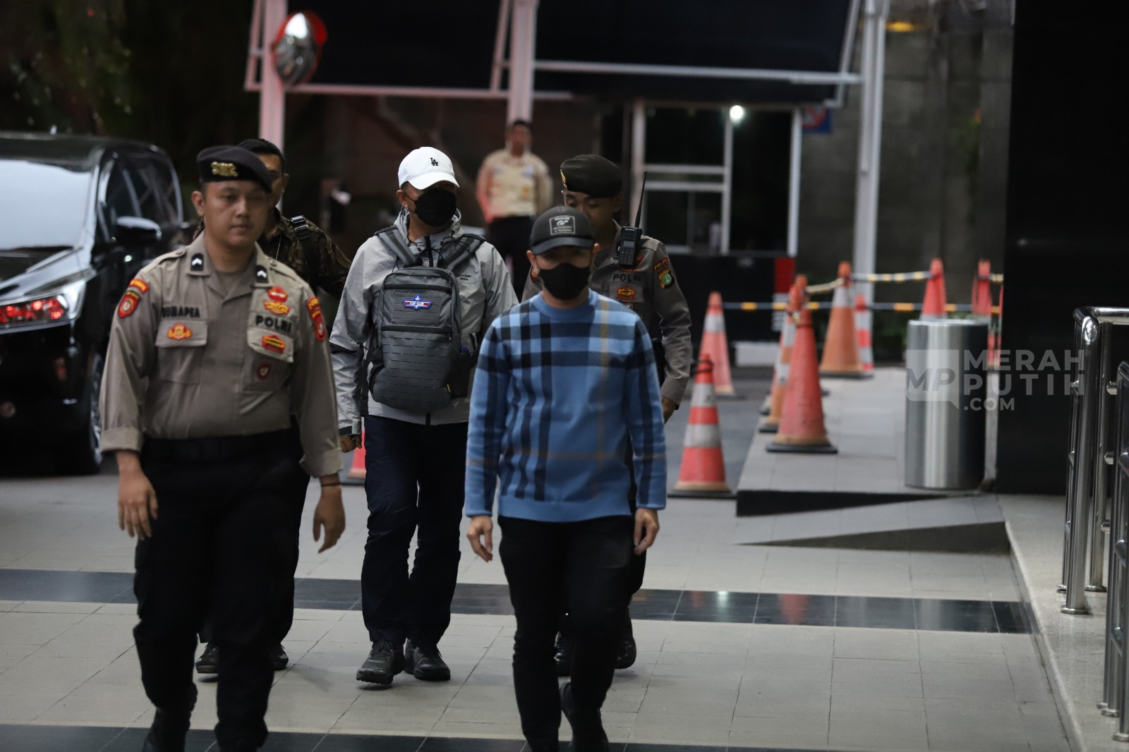 Penjabat (Pj) Wali Kota Pekanbaru Risnandar Mahiwa (kedua kanan) yang terkena operasi tangkap tangan (OTT) KPK tiba untuk menjalani pemeriksaan di gedung KPK, Jakarta, Selasa (3/12/2024).